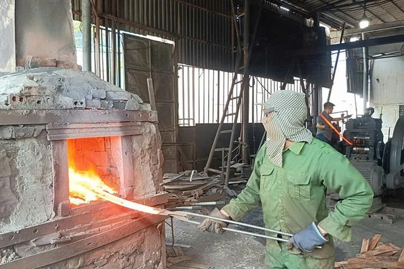 Thợ làng nghề “đội nắng” mưu sinh