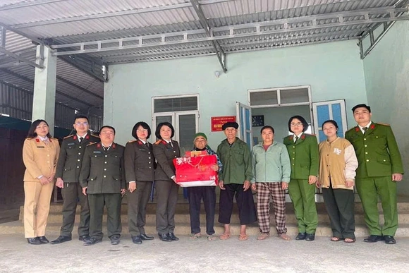 Những bước chân “ngược ngàn”