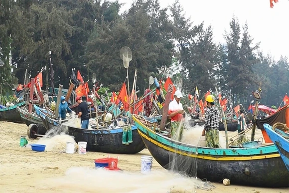 Người dân làng chài bám biển mưu sinh