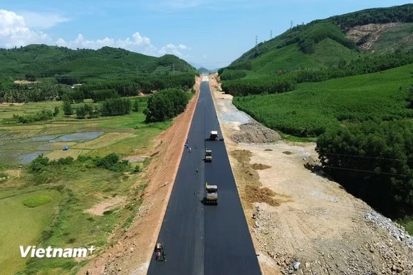 Bộ trưởng Xây dựng: Khai thác đồng bộ cao tốc Bắc-Nam trước ngày 19/5 tới