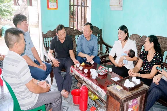 Trẻ sơ sinh bị bỏ rơi được người dân cưu mang, chăm sóc