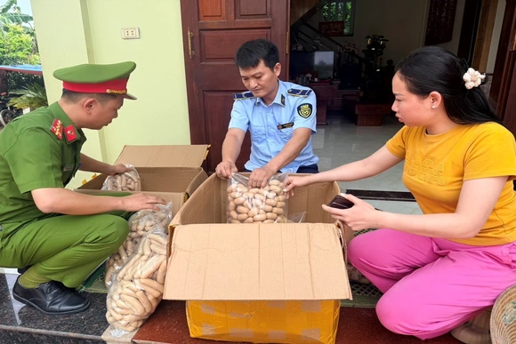 Phát hiện, thu giữ gần 70kg sản phẩm xúc xích không rõ nguồn gốc xuất xứ