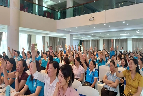 Hội LHPN tỉnh truyền thông an toàn thực phẩm, tặng quà phụ nữ khuyết tật