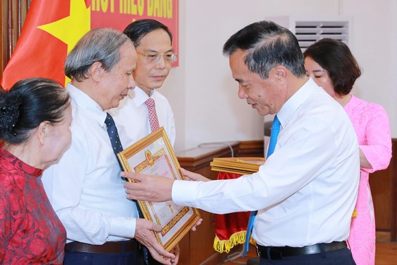Trọn niềm tin đi theo Đảng quang vinh