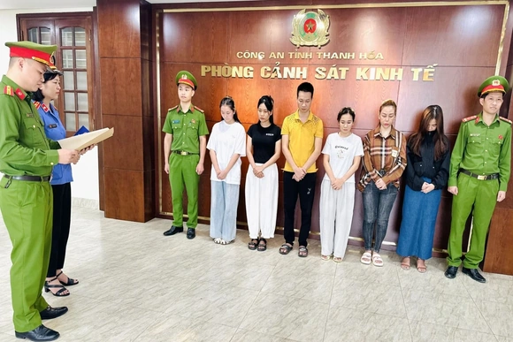 Hai chị em ruột cầm đầu đường dây buôn bán nước hoa giả