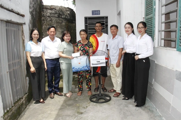TYM Chi nhánh Thanh Hóa trao quà cho khách hàng thuộc diện hộ nghèo