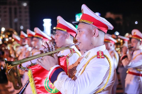 Sôi động đêm diễu hành quân nhạc đầu tiên tại Thanh Hóa