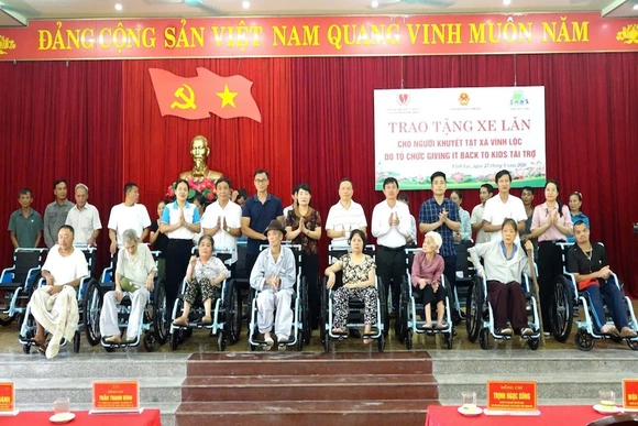 Trao tặng 19 xe lăn cho người khuyết tật tại xã Vĩnh Lộc