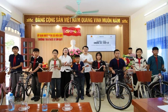 Trao tặng quà cho các nhà trường và học sinh xã Hóa Quỳ