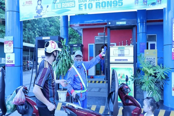 “Phủ sóng” xăng E10:&nbsp;Từ lộ trình chuyển đổi đến sự an tâm của người sử dụng
