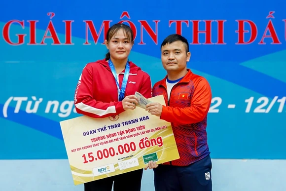 Nước mắt và những tấm huy chương&nbsp;của nữ đô vật xứ Thanh
