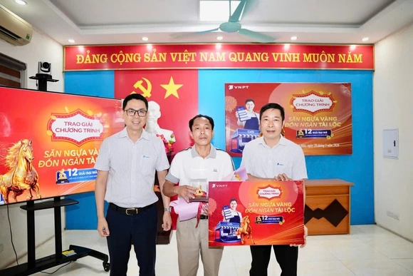 VNPT Thanh Hóa trao giải “Đại Mã” 5 chỉ vàng 9999 cho khách hàng hộ kinh doanh may mắn
