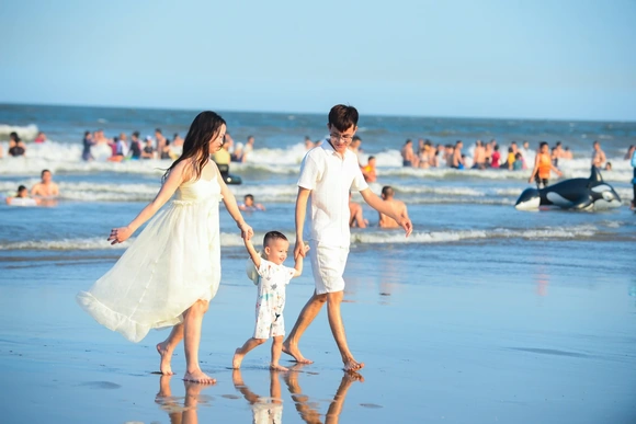 Người dân đổ ra biển Sầm Sơn “giải nhiệt” giữa những ngày nóng đỉnh điểm