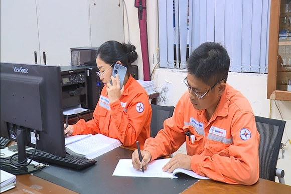 Xuyên đêm giữ mạch sáng