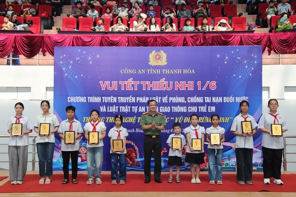 Công an tỉnh tổ chức chương trình “Vui Tết thiếu nhi 1/6” và trao quà học sinh giỏi