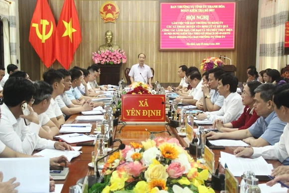 Phó Chủ tịch Thường trực HĐND tỉnh Lê Tiến Lam kiểm tra việc thực hiện chính quyền địa phương 2 cấp
