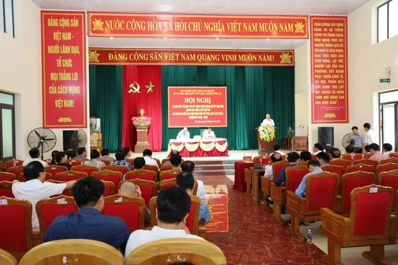 Phóng viên nhiều cơ quan báo chí đi thực tế và tìm hiểu thông tin tại xã Thọ Lập