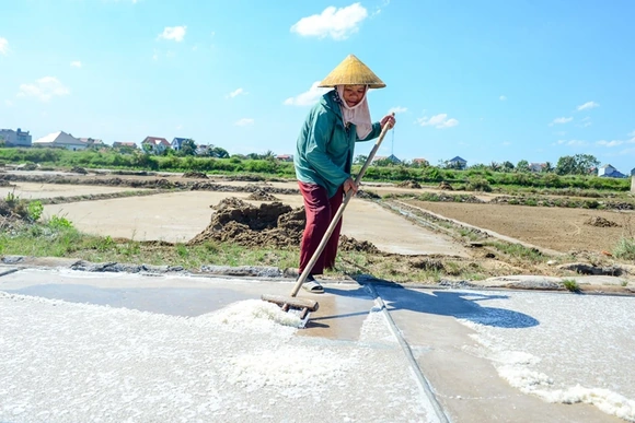 Người dân làng nghề mưu sinh giữa “chảo lửa” mùa hè