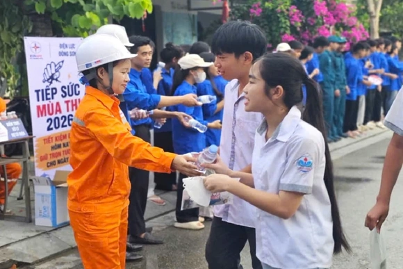 Cán bộ, nhân viên ngành điện đồng hành cùng các sĩ tử