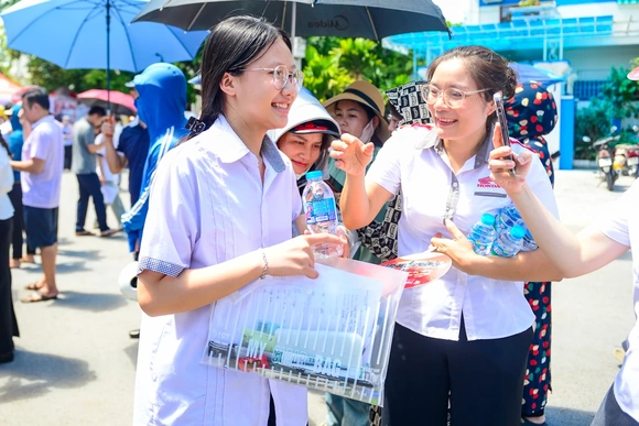 Thí sinh thi vào lớp 10 hoàn thành môn đầu tiên: Đề Văn vừa sức, giàu tính thực tiễn