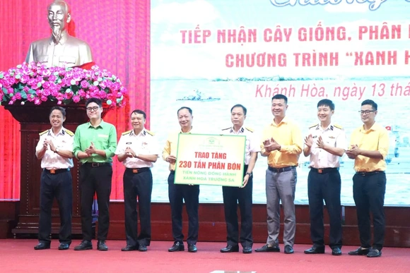 Trao 230 tấn phân bón, chung tay “Xanh hóa Trường Sa”