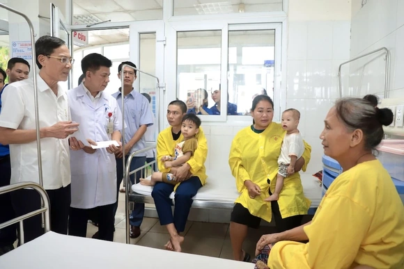 Phó Chủ tịch UBND tỉnh Đầu Thanh Tùng thăm, tặng quà trẻ em tại Bệnh viện Nhi Thanh Hóa