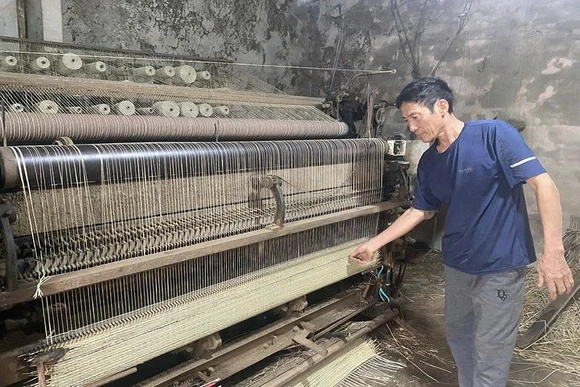 Ứng dụng khoa học - công nghệ để nâng&nbsp;sức cạnh tranh của làng nghề truyền thống