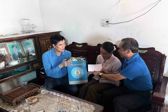 Phó Chủ tịch Thường trực Tổng LĐLĐ Việt Nam thăm, tặng quà công nhân lao động tại Thanh Hóa