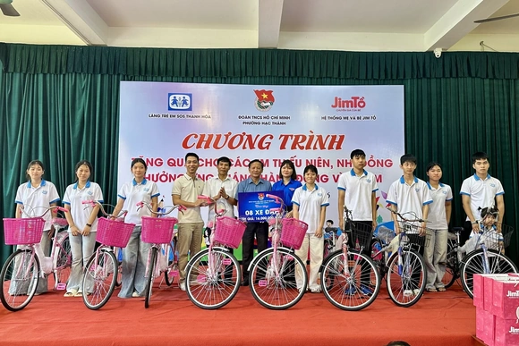 Tiếp sức mùa thi, trao yêu thương tới trẻ em Làng SOS Thanh Hóa