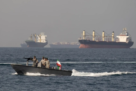 Iran và Mỹ đụng độ trên biển, Tehran tuyên bố đóng hoàn toàn Eo biển Hormuz