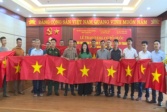 Trao 3.000 lá cờ Tổ quốc cho ngư dân phường Sầm Sơn và xã Tiên Trang