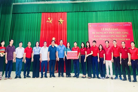 Agribank trao tặng công trình điện chiếu sáng năng lượng mặt trời tại xã biên giới Yên Khương