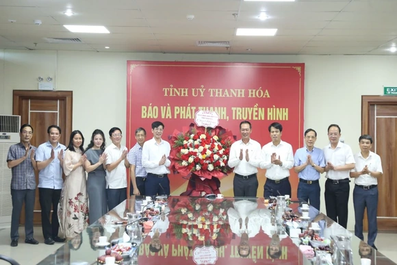 Phó Bí thư Tỉnh ủy Trịnh Tuấn Sinh chúc mừng Báo và Phát thanh, truyền hình Thanh Hóa nhân Ngày Báo chí Cách mạng Việt Nam