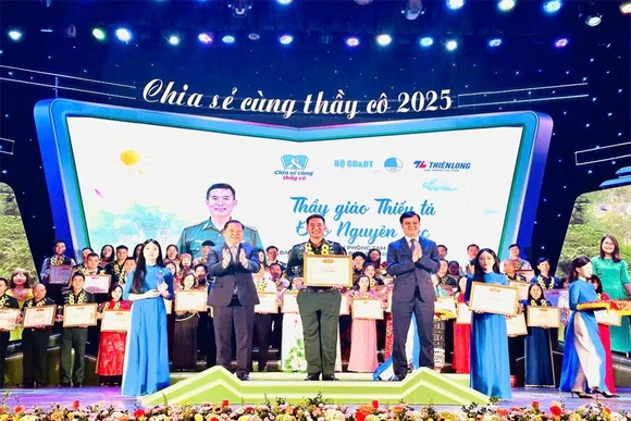 Thầy giáo “Quân hàm xanh”&nbsp;mang ánh sáng về cho dân bản