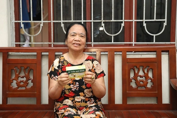Em gái nhập viện vì mất ngủ, bà cụ 74 tuổi tự tìm lối thoát