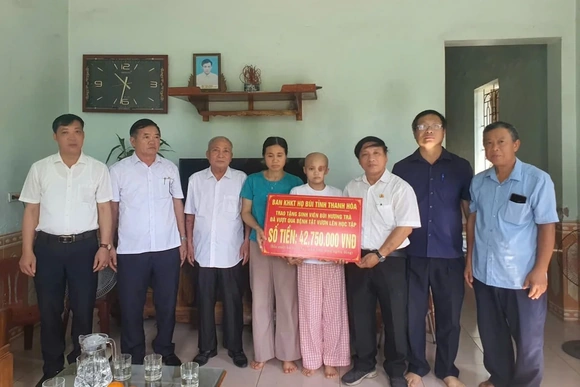 Hỗ trợ nữ sinh cùng lúc chống chọi với 2 căn bệnh ung thư