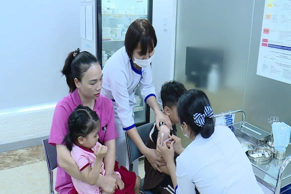 Chủ động tiêm vắc xin để phòng bệnh sốt xuất huyết