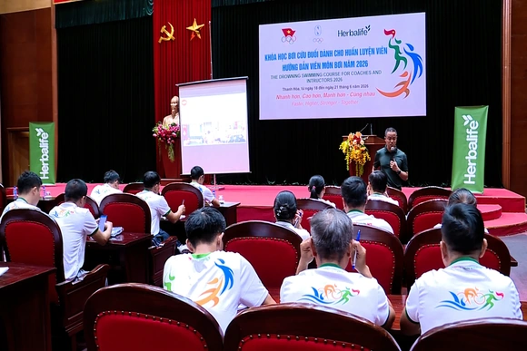 Khai mạc khóa học bơi cứu đuối dành cho HLV và HDV môn bơi