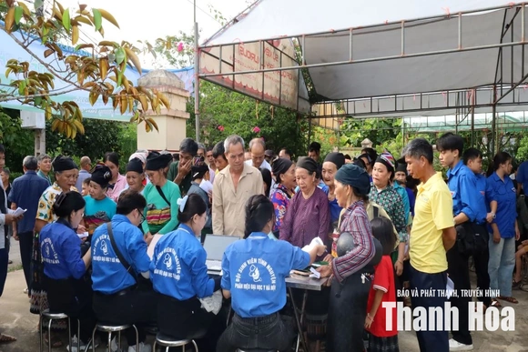 Khám bệnh, cấp phát thuốc miễn phí cho người dân xã Tam Lư