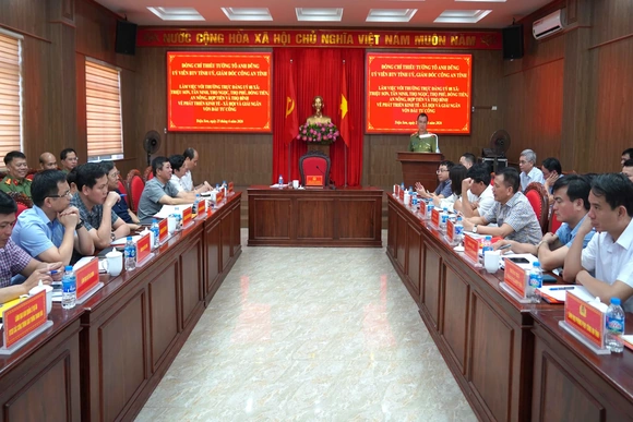 Giám đốc Công an tỉnh làm việc với Thường trực Đảng ủy 8 xã