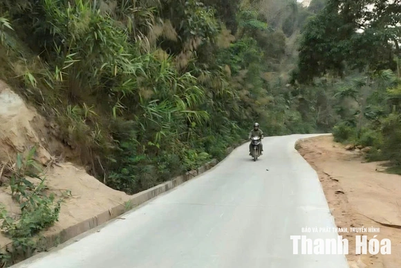 Hạ tầng giao thông kết nối&nbsp;các bản người Mông