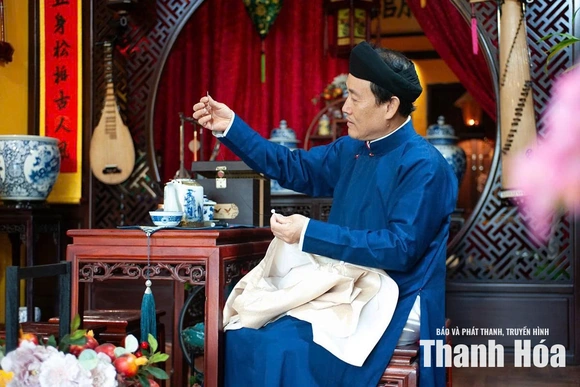 Thong dong cài khuy ngũ thường: Chuyện của người yêu tà áo Việt