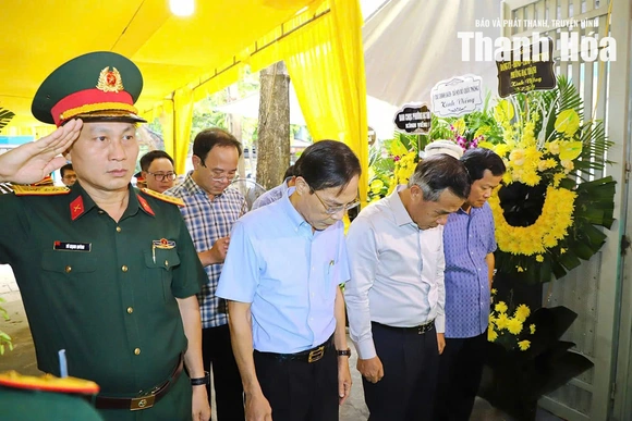 Đoàn đại biểu Tỉnh ủy, HĐND, UBND, Ủy ban MTTQ tỉnh viếng Anh hùng lực lượng vũ trang Nhân dân Ngô Thị Tuyển