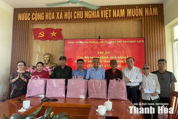 Tặng quà cho các gia đình chính sách tại 2 xã Xuân Bình và Thanh Phong