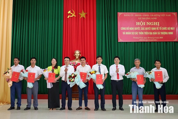 Xã Thượng Ninh công bố nghị quyết, quyết định kiện toàn tổ chức thôn