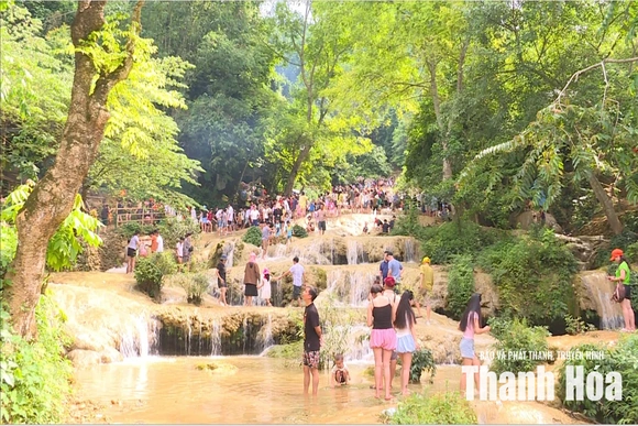 Bùng nổ du lịch cuối tuần và áp lực các điểm đến