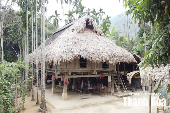 Dưới mái nhà sàn trăm tuổi
