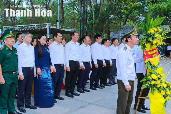 Đoàn đại biểu tỉnh Thanh Hóa dâng hương tri ân các Anh hùng liệt sĩ tại tỉnh Quảng Trị