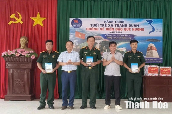 Xã Thanh Quân thăm, tặng quà cán bộ, chiến sĩ Tiểu đoàn Hỗn hợp Đảo Mê