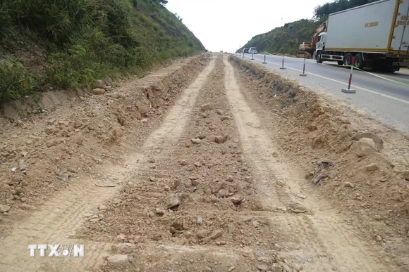 Tạm dừng khai thác tuyến cao tốc Cam Lộ - La Sơn vào ban đêm từ 10/7